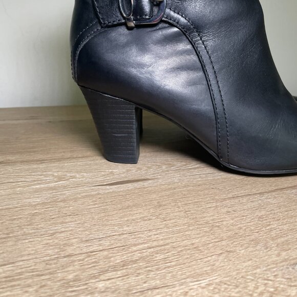 Women's Size 11 Clarks Black Leather Zip Up Heeled Ankle Bootie - Picture 3 of 10